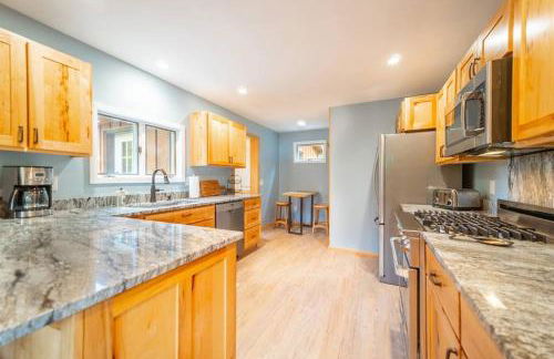 ADK Whiteface Chalet with Hot Tub, Dog Friendly! - Foto 7