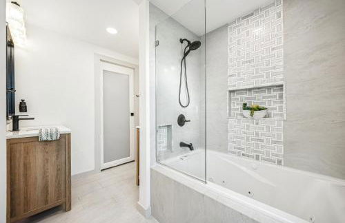 A Hoot's Nest-Lux Boutique Bungalow near Downtown! - Foto 26