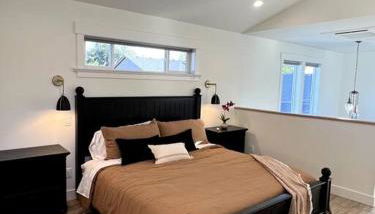 Custom Built Cottage in Downtown with Pool - Foto 3