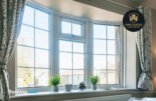 Exclusive Deals l Last-Minute Specials l Free Parking I Short term Booking l Garden I Sleeps Up to 6 l 3 Bed & 2 Bath I One Castle Apartments Short-lets and Serviced Accommodation - Photo 33