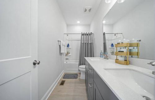 NEW Luxury Condo, Rooftop Terrace, EV Charger! - Foto 44