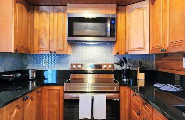 Stylish Forest Lodge with Large Hot Tub, Firepit and Fireplace minutes to Gore Mountain - Foto 20