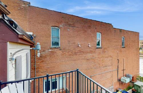 Steps to Dtwn and Rock River! Couples Retreat - Foto 14