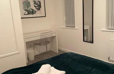 Lovely 2 bed house Cannock Driveway for 2 vehicles Perfect for contractors Business Travellers Short Stays Close to M54 M6 i54 A38 A5 McArthur Glen Designer Outlet - Foto 1