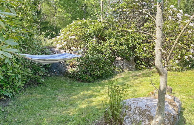 Charming Lakeside Cottage Getaway - Photo 29