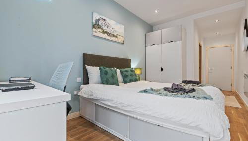 Central Leeds Flat - In City Centre - Modern Décor - Sleeps 8 - Foto 3, towels, wardrobe