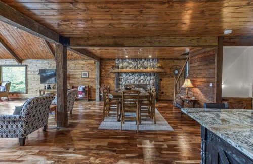 Mountain retreat w 2 fireplaces & lake - Foto 17