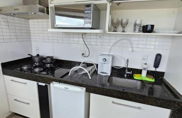 EDIFÍCIO ESSENCIALE PREMIER, 34º ANDAR, VAZADO, DE FRENTE A ENTRADA DO FLAMBOYANT SHOPPING, COM ESTACIONAMENTO GRÁTIS, COZINHA, FECHADURA ELETRÔNICA, WI-FI, TV COM ROKU, PISCINA, LAVANDERIA SEM CUSTO ADICIONAL By REI DOS FLATS - Foto 4