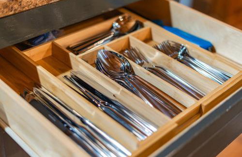 Log Cabin with Hot Tub, Game Room-10 min to NRG - Foto 16