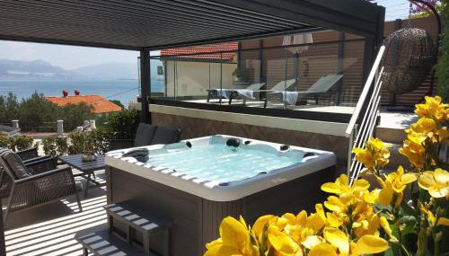 Villa Madu --- entire private villa with jacuzzi - Foto 1, sunbed