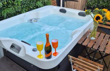 JUNGLE HOT TUB, games room, near eateries, micro brewery, pubs, beauty salons and boutique shops, Argyle, free Netflix, in the heart of Plymouth - Dogs welcome - Hosted by Absolute Accommodation Plymouth - Foto 29