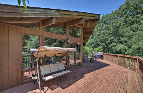 Grand Escape w/ Deck, Game Room, Nature View! - Foto 31