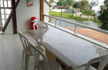 Vista para a lagoa - Enseada Azul, perto da Bacutia e Peracanga - Duas suítes Ar Condicionado - Varanda Gourmet - Lazer Completo, piscinas, quadras, sauna, pescaria, náutica, bar, restaurante, parques - Estacionamento e Portaria 24h - Foto 4