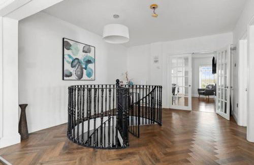 Stunning Property Seaviews, Private Pool & Parking - Photo 10