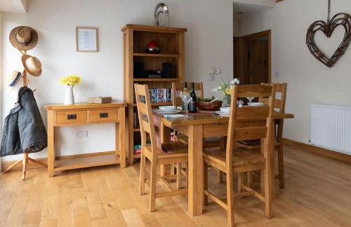 CRUCK BARN - Beautiful Renovated Barn within the Countryside - Photo 32