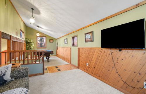 Hot tub, fireplace, fire pit, pool table, grill, EV, pets, HOA lake - Photo 33