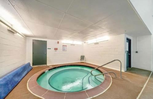 2-bedroom cabin, with a Fireplace, PS5, BBQ, fitness room, and a private hot tub - Foto 15