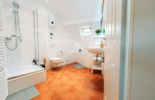 Spacious Penthouse with AC and Free Parking Steps Away From the Central Station - Foto 28