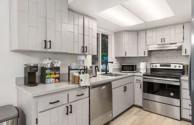 Comfortable Kirkland Home for Family & Remote Work - Photo 24