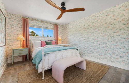 Whimsical Oasis Retreat by Rather Be Properties - Foto 49