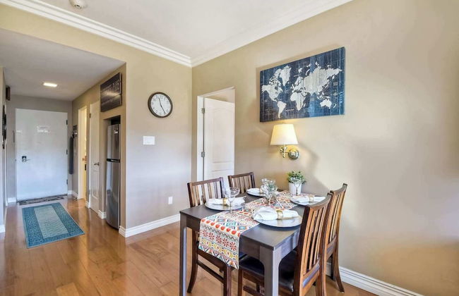 Southern Exposure w/ Private Balcony - Foto 20