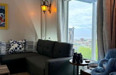 Comfy, Close to Downtown with Lake & Lift Bridge Views - Foto 39