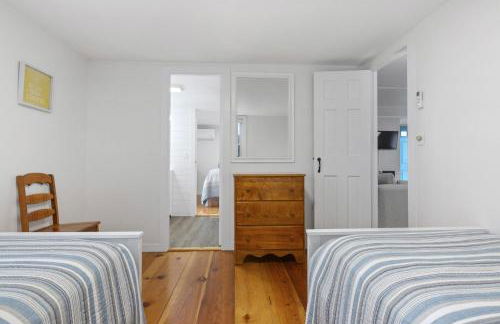 North Truro Beachfront Cottage with Cozy Backyard - Foto 12