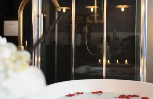 Miss Eiffel Tower - Photo 12