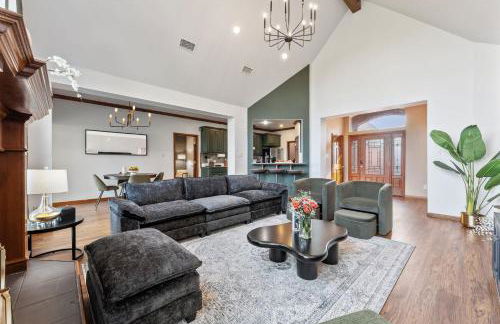 Golf-Side Luxe Escape Sleeps 13 Hot Tub & Theater - Foto 11