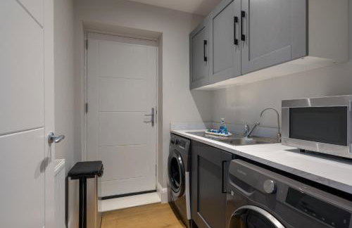 Modern 4-Bed Family Home with 5 Beds & Parking - Foto 11