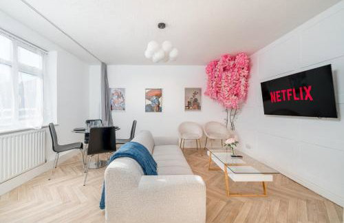 Stylish 3 Bed Home with Gardens Fast Transport Links - Foto 1