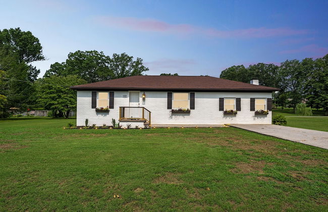 Tranquil Cozy 3br Home With Deck & Bbq 3 Bedroom Home by RedAwning - Photo 30