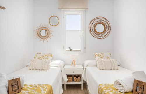 CASA LA PLAYA-CONIL Vacaciones de Lujo en Conil con Todas las Comodidades NETFLIX-HBO-DISNEY-CANALES DE FUTBOL-WIFI ALTA VELOCIDAD-SMART TV 65"-ALEXA - Foto 28