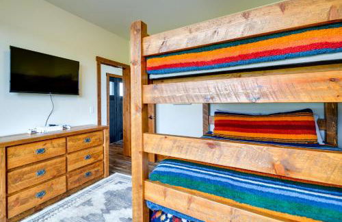 Sleek Red Lodge Home Rental with Private Hot Tub! - Foto 25