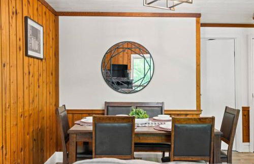 The Gingerbread House - 4 BR chalet, Sunroom, Deck, sleeps 10, modern amenities - Foto 49