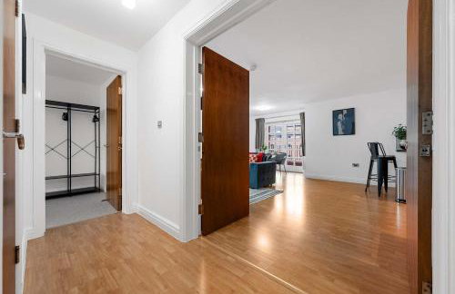 Modern Apartment, Free Parking by City SuperHost - Foto 15