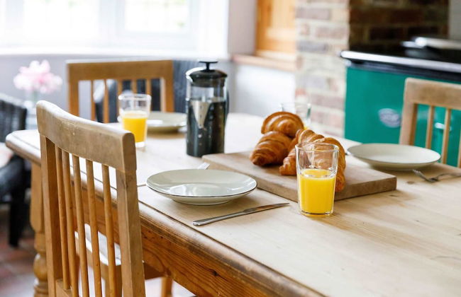 Charming Beach Getaway - Spacious 4BR Sunny Garden - Foto 7