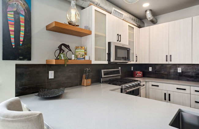 Swanky Townhome Near Old Town, Breweries and River - Foto 11