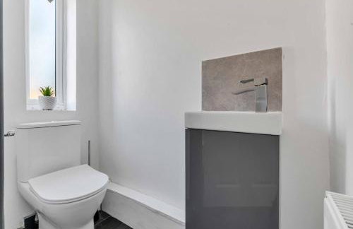 Group-Friendly 4-BR Home with Space & Comfort - Foto 25