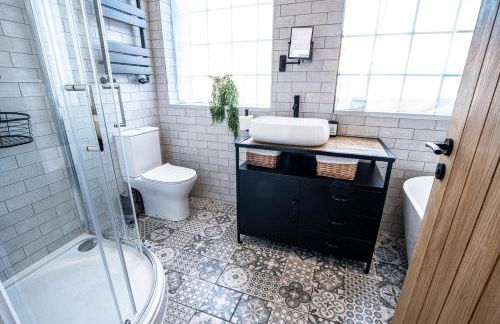 DJH Homes - Luxurious and chic 3BR Grade II Industrial House with log burner and electric blinds - JQ, Birmingham City - Foto 24