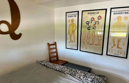 Hot Tub Steam Shower Gym in Charming Family Home! - Photo 37