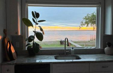 Waterfront Designer Retreat! Stunning Sunsets! Less than 5 minutes to the beach! - Foto 43