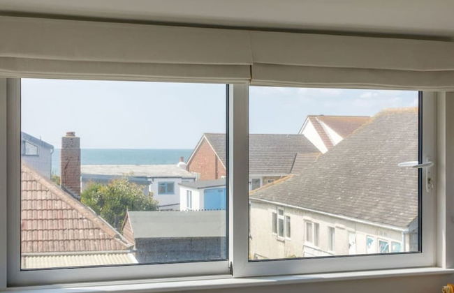 Mariners Stylish Beachside Getaway With Sea Views - Photo 34