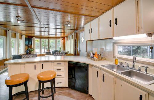 Waterfront Royal Home with Dock and Patio! - Foto 9