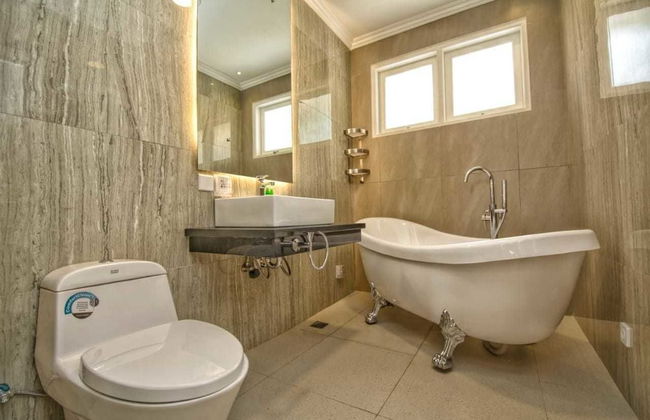 Villa Kota Bunga Puncak 4 Bedroom - Photo 23