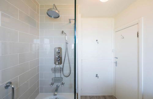 Cliff Top - Panoramic Sea Views with Spa & Hot Tub - Photo 32