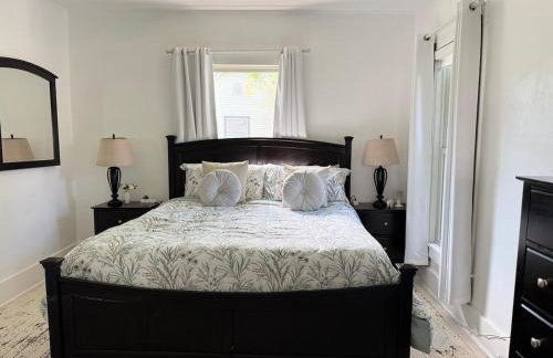 Downtown Whitestown with King Suite and Pool - Foto 5