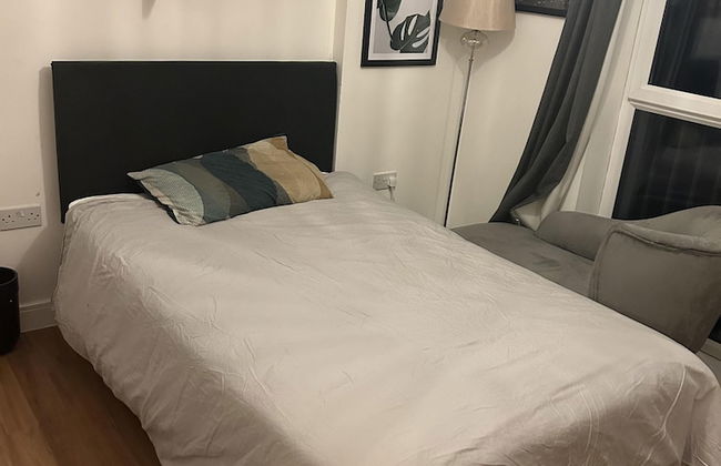 Immaculate 2-bed Apartment in Romford - Photo 3