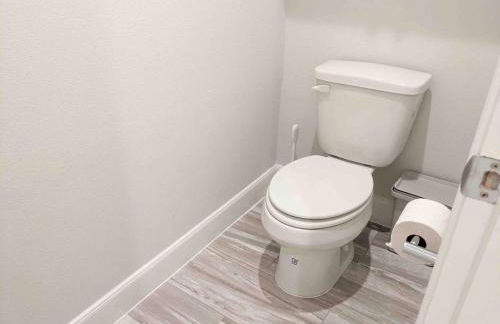 TMC 3-Story Townhome FREE EV Charge - Foto 14