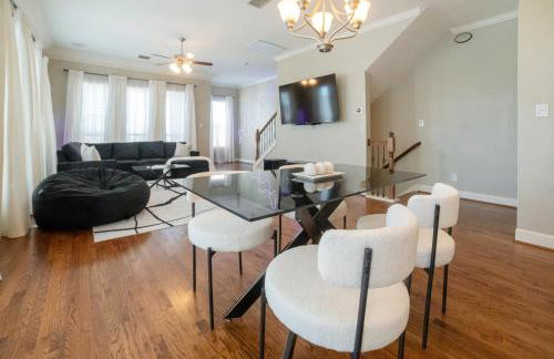 3 BD Townhome w Rooftop Terrace w Free Parking - Foto 2